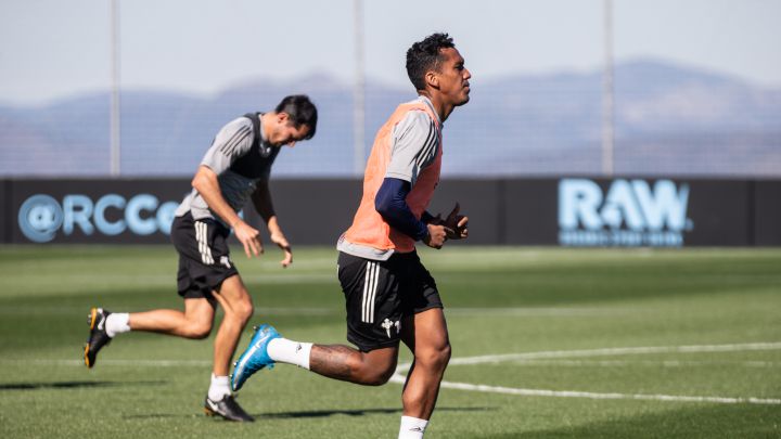 Renato Tapia corre durante un entrenamiento del Celta en la ciudad deportiva del club vigués.