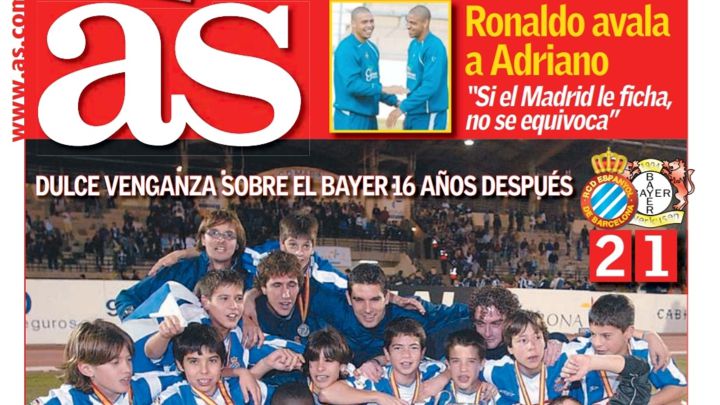 Portada del As Con Gerard Moreno del Espanyol, ahora campeón de Europa con el Villarreal.