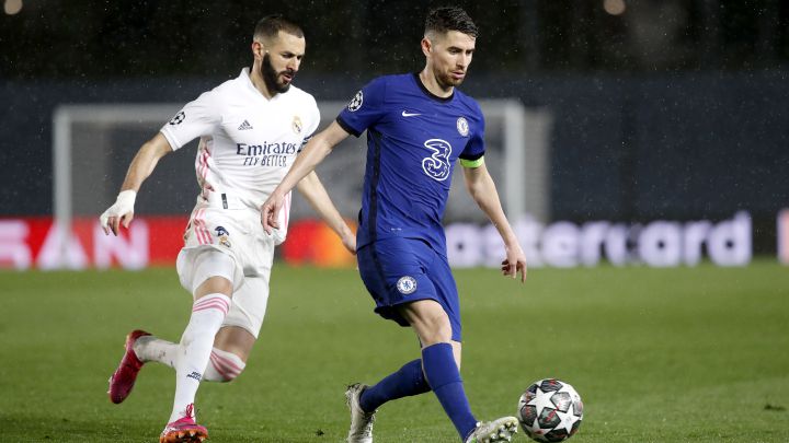 El delantero Karim Benzema presiona a César Azpilicueta en el Real Madrid-Chelsea de ida de las semifinales de la UEFA Champions League 2020-2021.