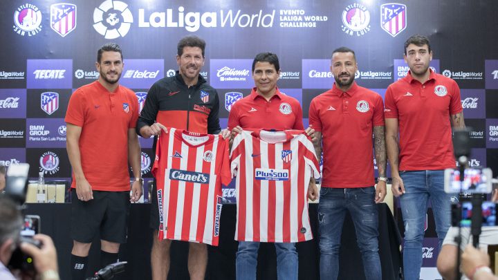Koke y Simeone con Alfonso Sosa, Juan Manuel Carreras y Mario Abrante, del San Luis, en la gira del verano de 2019 que llevó a los rojiblancos a México.