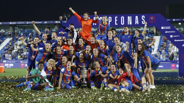 Las jugadoras del Barça celebran la Copa.