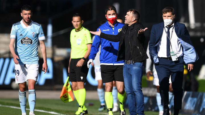 Coudet gesticula en presencia de Aarón Martín durante el partido contra el Betis