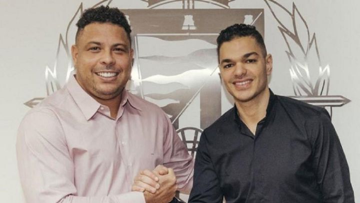 Ronaldo Nazário, presidente del Real Valladolid, posa con Ben Arfa.