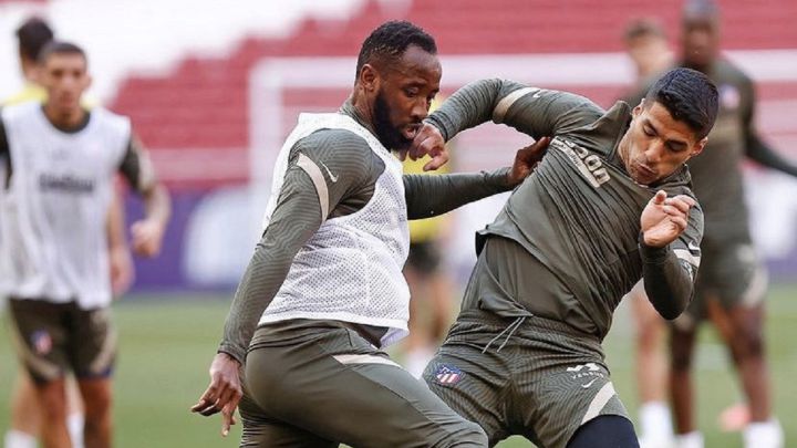 Moussa Dembélé pelea con Luis Suárez por el balón.