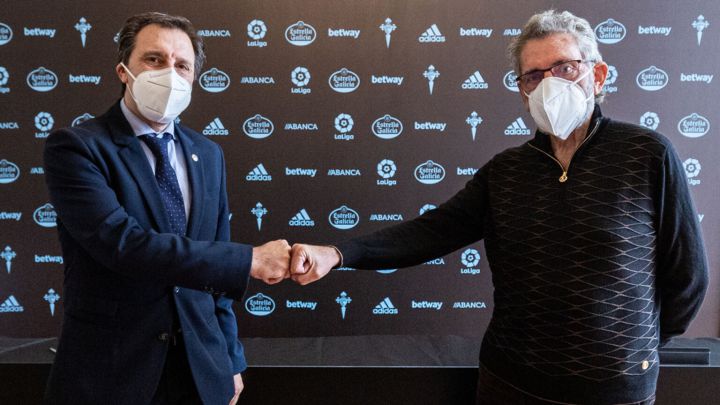 Felipe Miñambres y Carlos Mouriño posan tras firmar la renovación del director deportivo
