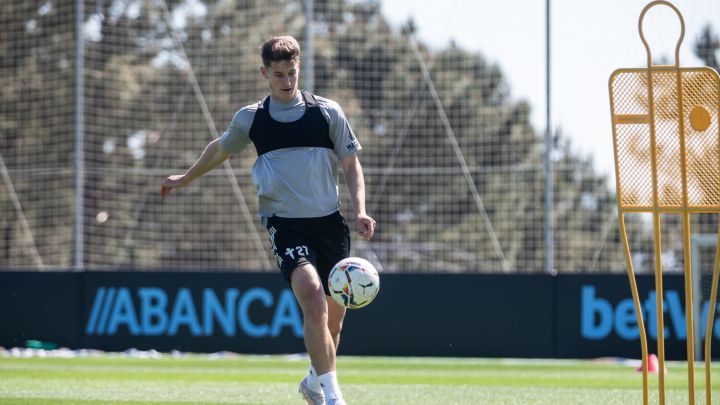 Miguel Baeza, con el balón, durante un entrenamiento del Celta en la ciudad deportiva del club vigués.