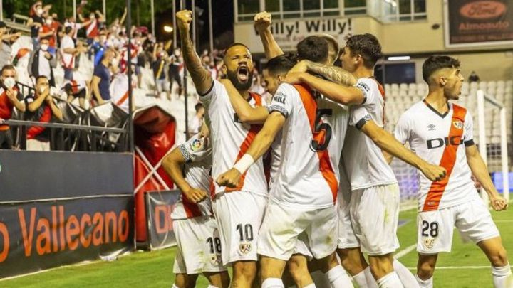 Bebé celebra con sus compañeros uno de sus goles al Lega.