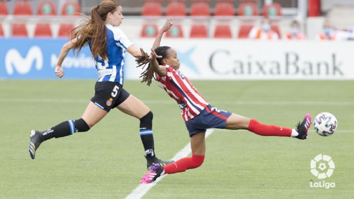 Laurent remata un balón durante el Atlético - Espanyol.