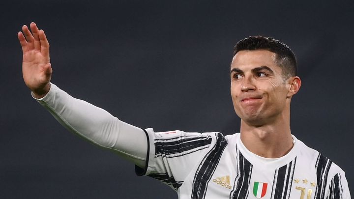 Cristiano Ronaldo se disculpa con un compañero durante un partido con la Juventus.