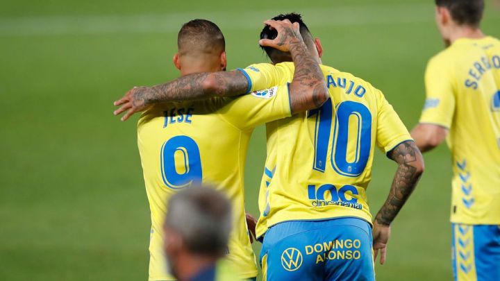Jesé Rodríguez y Sergio Araujo celebran un tanto anotado por el delantero argentino.