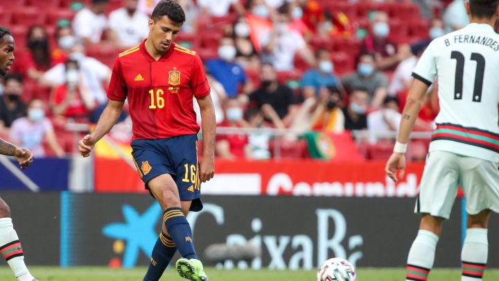 Rodrigo da un pase en el partidos disputado ayer entre España y Portugal.