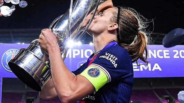Irene Paredes levanta la Liga con el PSG