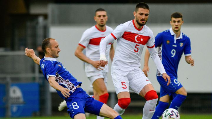 Okay Yokuslu durante un partido amistoso contra Moldavia