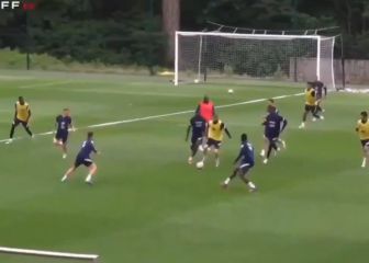 Benzema y el cariño de toda la selección francesa al anotar