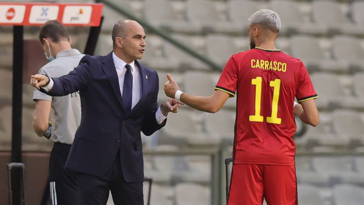 Roberto Martínez felicita a Carrasco en el Bélgica-Grecia.