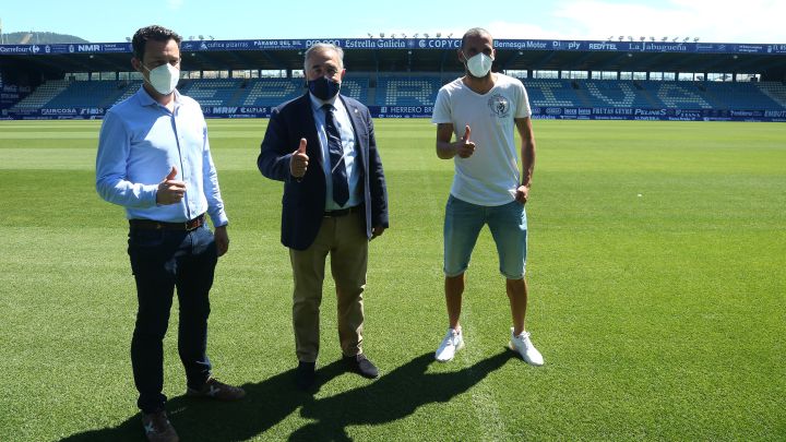 Eduardo Dominguez consejero delegado (i) Jose Fernandez Nieto Jose Silvano presidente de la SD Ponferradina (c) y el capitan (d) Yuri de Souza posan en el Estadio de El Toralin durante la presentación de los actos del centanario del club fotoo Luis de la Mata