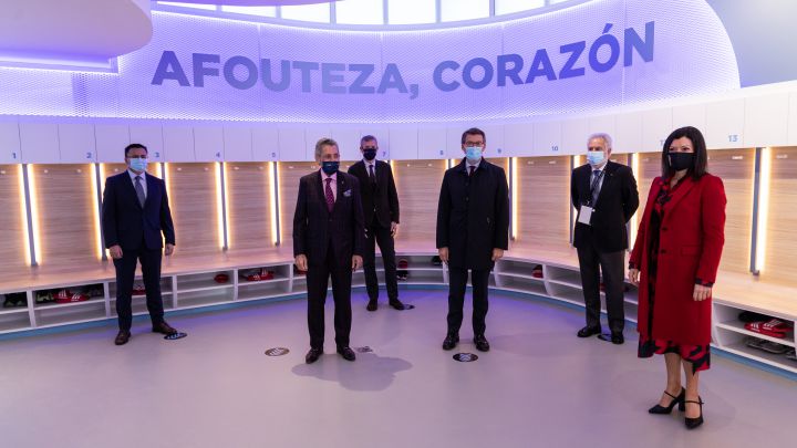 Carlos Mouriño, presidente del Celta; Alberto Núñez Feijoo, presidente de la Xunta de Galicia; y Nidia Arévalo, alcaldesa de Mos; posan en el vestuario durante la inauguración de la Cidade Deportiva Afouteza.