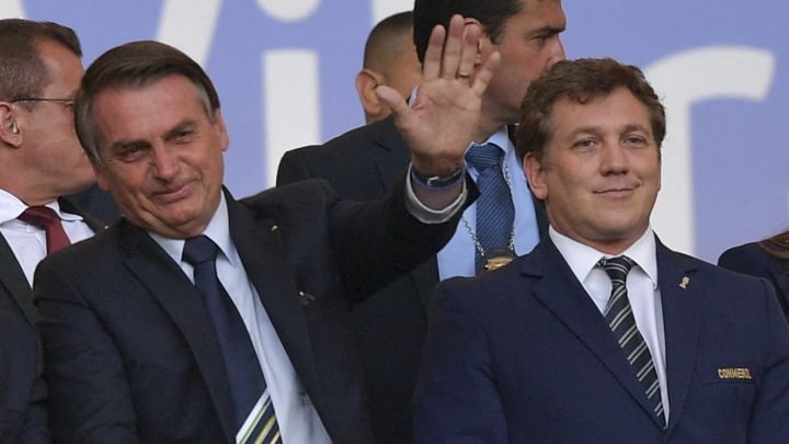El presidente de Brasil, Jair Bolsonaro, con el presidente de la Conmebol, Alejandro Dominguez.