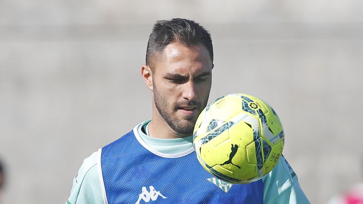 El central del Betis Víctor Ruiz, que firmó hasta 2023 como verdiblanco: "Estoy muy contento, muy motivado y deseando ya que comience la próxima temporada".