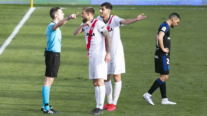 Saveljich y Catena se dirigen al colegiado Milla Alvendiz.