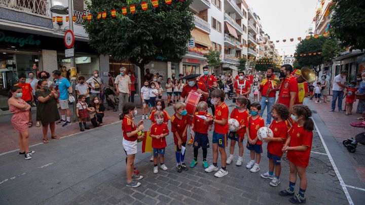 El icónico aficionado manchego lideró una charanga de apoyo a la Selección española en el barrio de Los Remedios, repleto de banderas rojigualdas.