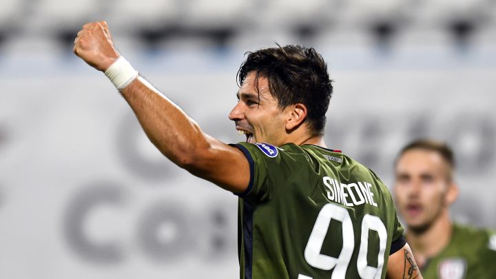 Giovanni Simeone celebra un gol con el Cagliari ante el Spal en un partido de la Serie A italiana.