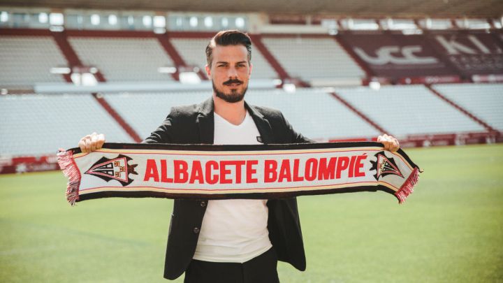 Rubén de la Barrera posa con la bufanda del Albacete Balompié en su presentación como nuevo entrenador del equipo.