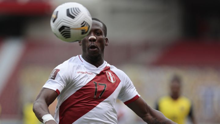 Advíncula, en un partido con Perú.