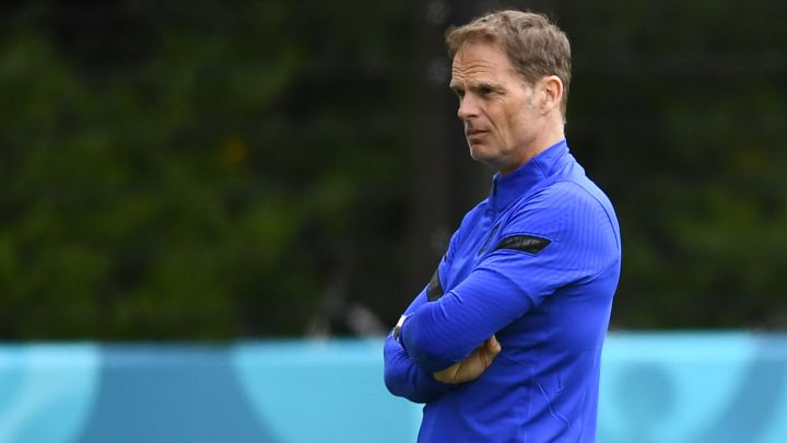 De Boer, después de que le pidan jugar con 4-3-3 con una avioneta: "Usaremos el 5-3-2"