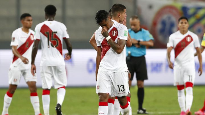 Renato Tapia durante un partido contra Colombia