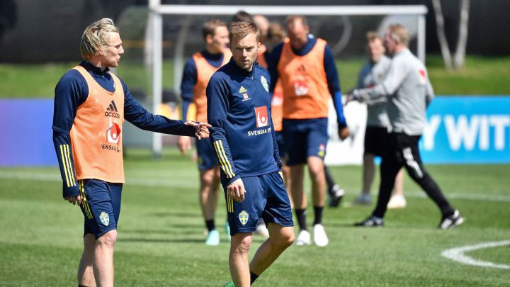 Sebastian Larsson, capitán de Suecia, se mostró muy afectado por lo ocurrido con el danés Christian Erikssen en la tarde del sábado. Así lo explicó en la conferencia de Prensa previa al encuentro que su selección juega contra España en Sevilla este lunes: "Cuando aterrizamos en España nos llegó muy rápidamente la terrible noticia sobre Christian Eriksen. Fue una sensación muy ansiosa y desagradable en el equipo. Cuando sucede algo así, no hay rivales ni nacionalidades distintas, se trata de un colega y un ser humano". "Todos nuestros pensamientos, amor y fuerza van para Christian, su familia, sus seres queridos y toda la selección danesa. Obviamente, esperamos que Christian esté en el camino de la recuperación, que se recupere y vuelva a estar completamente sano pronto", añadió Larsson, que fue preguntado sobre si siente algún temor de que pueda volver a ocurrir lo mismo: "No estoy preocupado sobre eso. Nos hemos hechos pruebas todos con la selección y en nuestros clubes, se intenta prevenir todo al máximo. Estamos todos con muchas ganas de comenzar la Eurocopa". Preguntado sobre que se reanudará el Dinamarca-Finlandia, el capitán sueco afirmó: "Es muy difícil meterte en esa situación, hablo de Dinamarca. Lo que hicieron fue lo correcto. Es responsabilidad de la UEFA. No había una solución perfecta. Esperamos que los jugadores suecos lo decidieran así".
