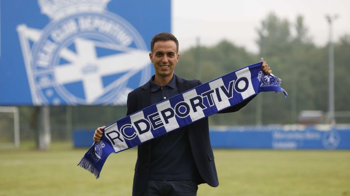 Borja Jiménez posa con la bufanda del Deportivo en su presentación