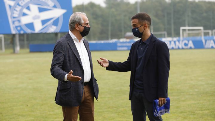 Antonio Couceiro y Borja Jiménez charlan en su presentación con el Deportivo