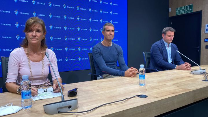 Gaizka Garitano, nuevo entrenador de la SD Eibar, junto a la presidenta del club, Amaia Gorostiza, y el nuevo director deportivo del Eibar, César Palacios.