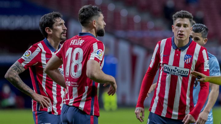 Savic, Felipe y Giménez, durante un partido del Atlético.