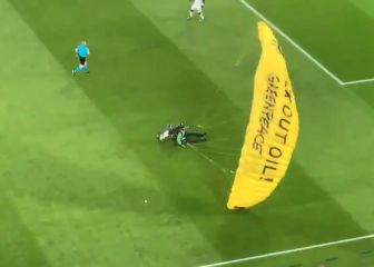 Un activista de Greenpeace se engancha con la SpiderCam y da el susto en Múnich
