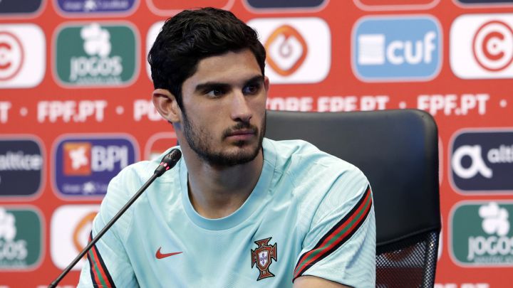 Primera piedra al escaparate de Guedes