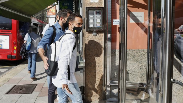 Borja Jiménez y la secretaría técnica entrando en la Plaza de Pontevedra
