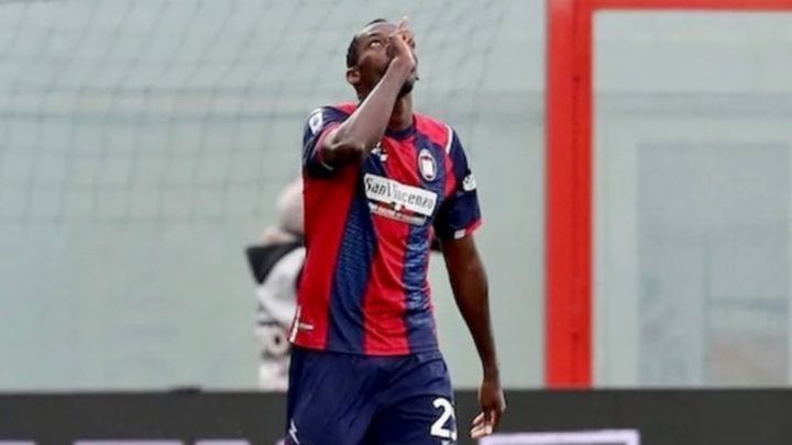 El Betis quiere a Simy, de 29 años y 1,98 de altura. Marco 20 goles en la Serie A pero el Crotone descendió a la Serie B. También le quiere la Lazio.