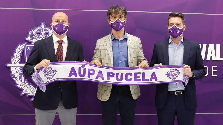 Pacheta posa con Matt Fenaert, CEO del club, y Fran Sánchez, director deportivo del Real Valladolid.