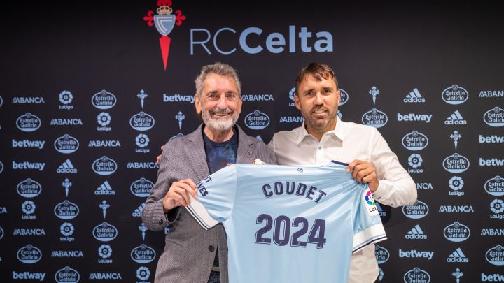Carlos Mouriño y Eduardo Coudet posan con la camiseta del Celta durante el acto de renovación del técnico argentino.