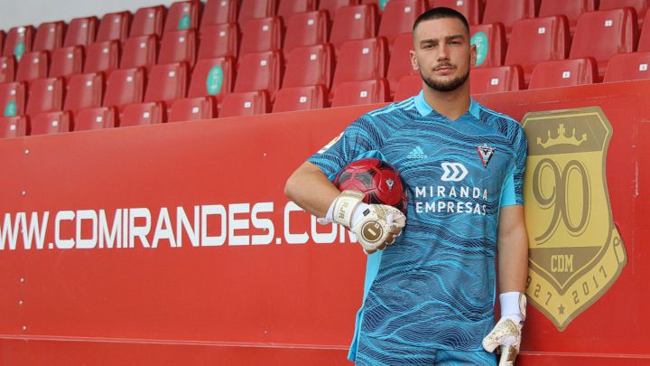 Ramón Juan posa con la camiseta de su nuevo club.