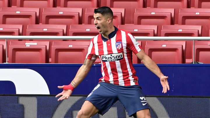 Luis Suárez celebra un gol con el Atlético.