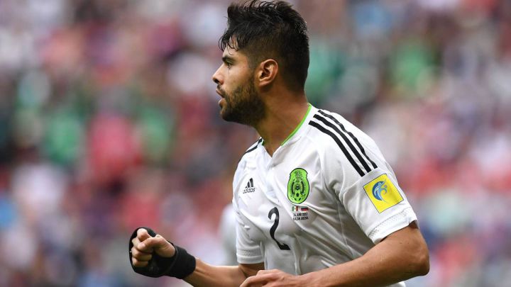 Néstor Araújo durante un partido con la selección mexicana