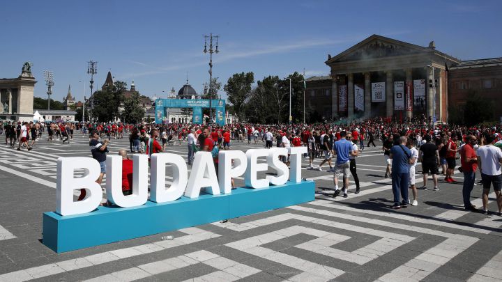 En el City Park de Varosliget está instalada la Fan Zone de Budapest, repleta de gente en los días de partido que pasea sin mascarillas.