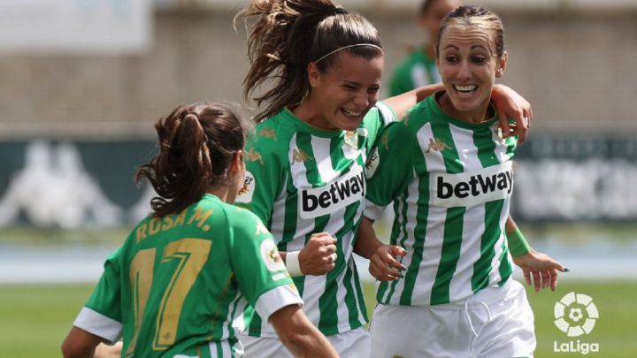 Rosa Márquez, Rosa Otermín y Ángela Sosa, jugadoras del Betis en el partido ante el Deportivo.