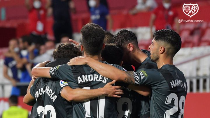Los jugadores del Rayo celebran el ascenso.