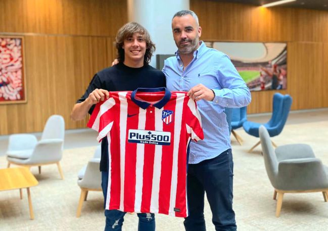 Javi Serrano, con su representante Mathieu Gomes tras ampliar su contrato.