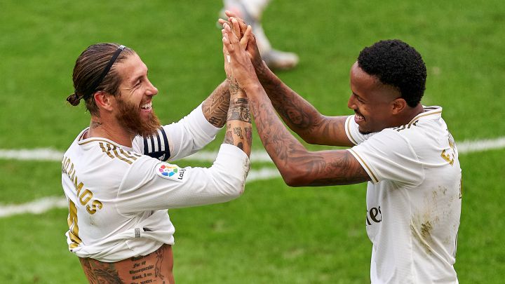 Sergio Ramos y Éder Militão se saludan en un partido del Real Madrid.