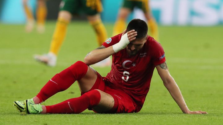 Okay Yokuslu, tumbado en el suelo, durante el partido de la Eurocopa 2020 disputado entre Turquía y Gales.